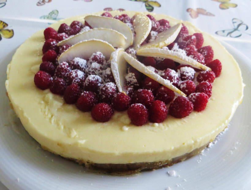 torta cremosa di pere e lamponi