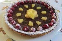 Torta alla crema di cioccolato, ananas e lamponi