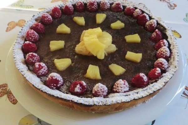 Torta alla crema di cioccolato, ananas e lamponi