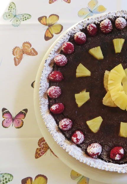 torta alla crema di cioccolato, ananas e lamponi