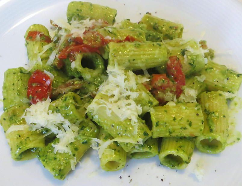 mezzemaniche al pesto, guanciale e pomodoro