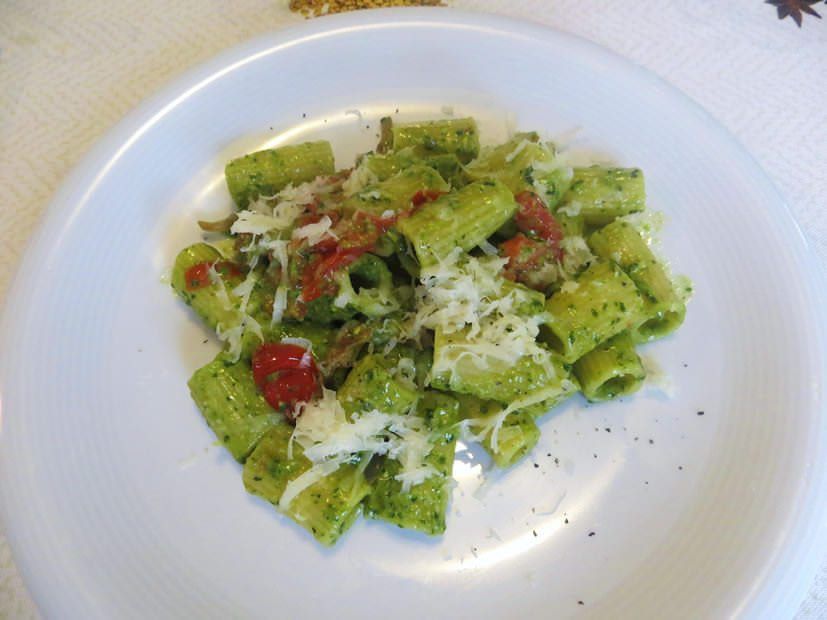 Mezze Maniche Al Pesto Guanciale E Pomodoro Ricette Della Nonna