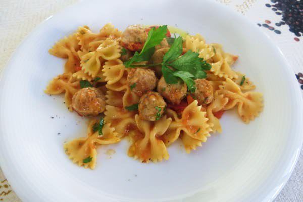 Farfalle con polpettine speziate e pomodorini