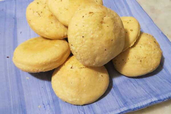 Focaccine al farro, origano e limone