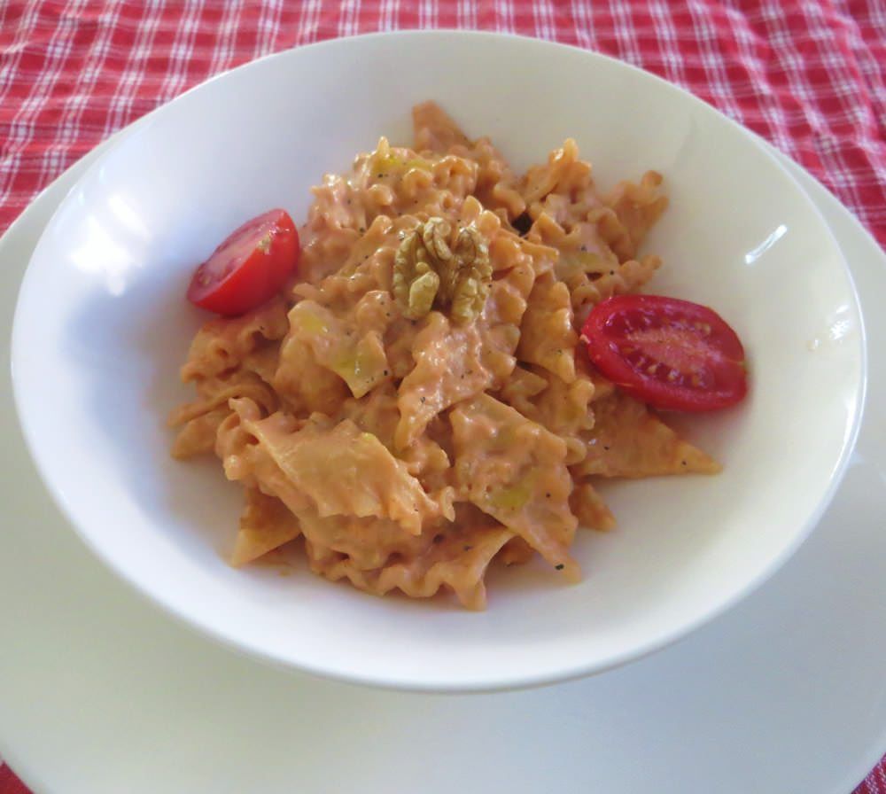 Pasta con ricotta, pomodoro e noci | Ricette della Nonna