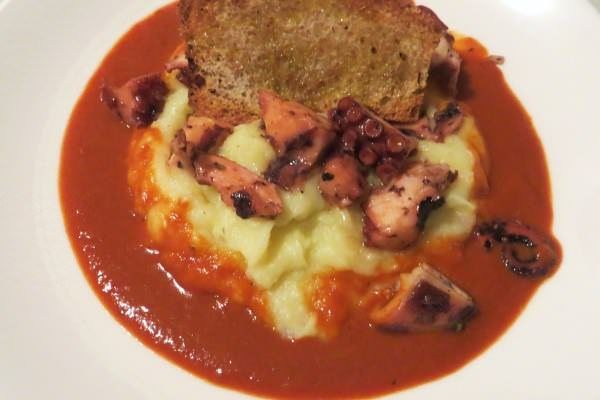 Polpo, patate e salsa di peperone rosso