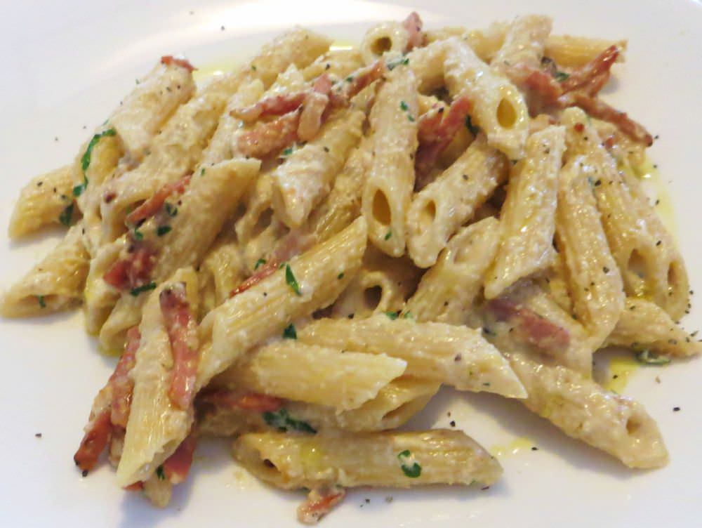 penne con crema di noci, carciofini e speck