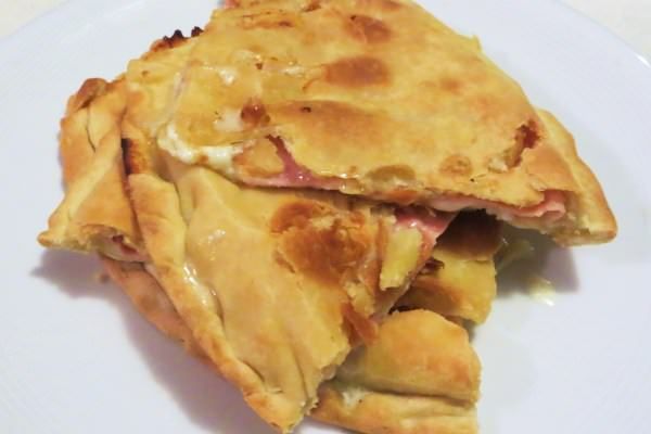 Schiacciata con stracchino, mozzarella e prosciutto cotto