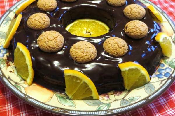 Ciambella agli amaretti glassata al cioccolato