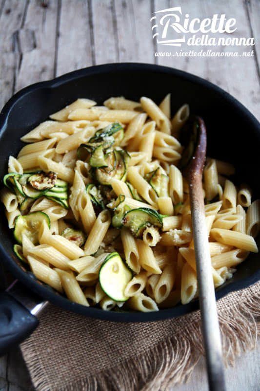 Pasta con zucchine ricetta facile | Ricette della Nonna