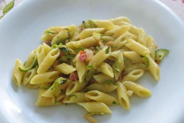 Penne zucchine e speck