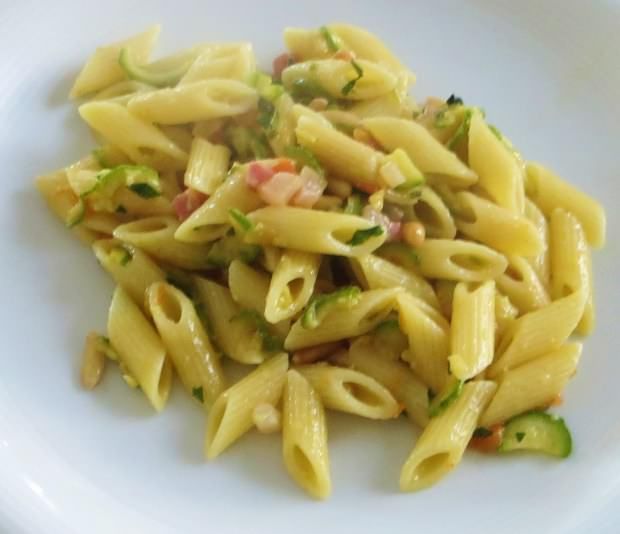 mezze penne con zucchine speck e pinoli