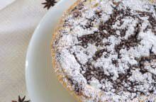 Con crema al mascarpone e cioccolato, questa tortina al farro è super golosa