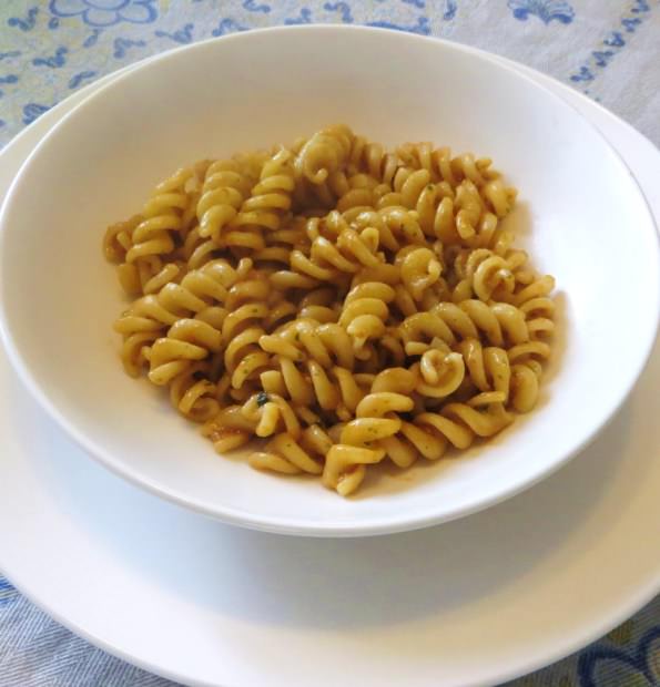 Fusilli al pesto rosso