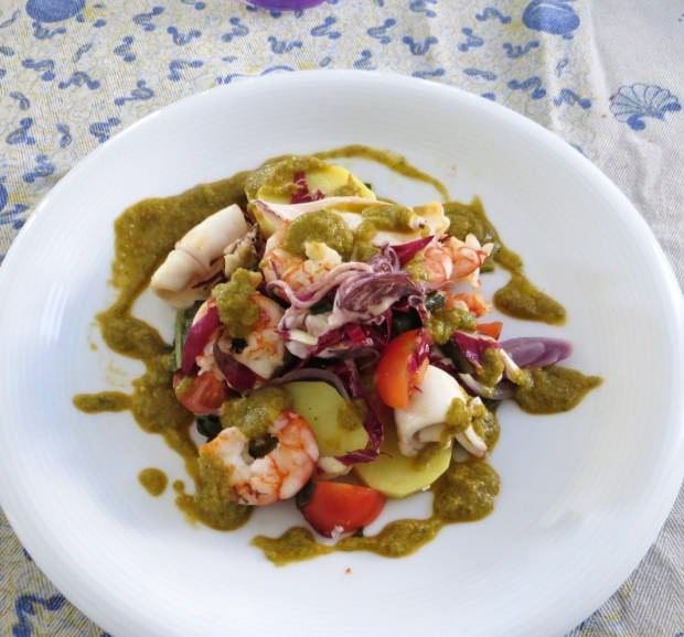 Gamberi, calamari e verdure