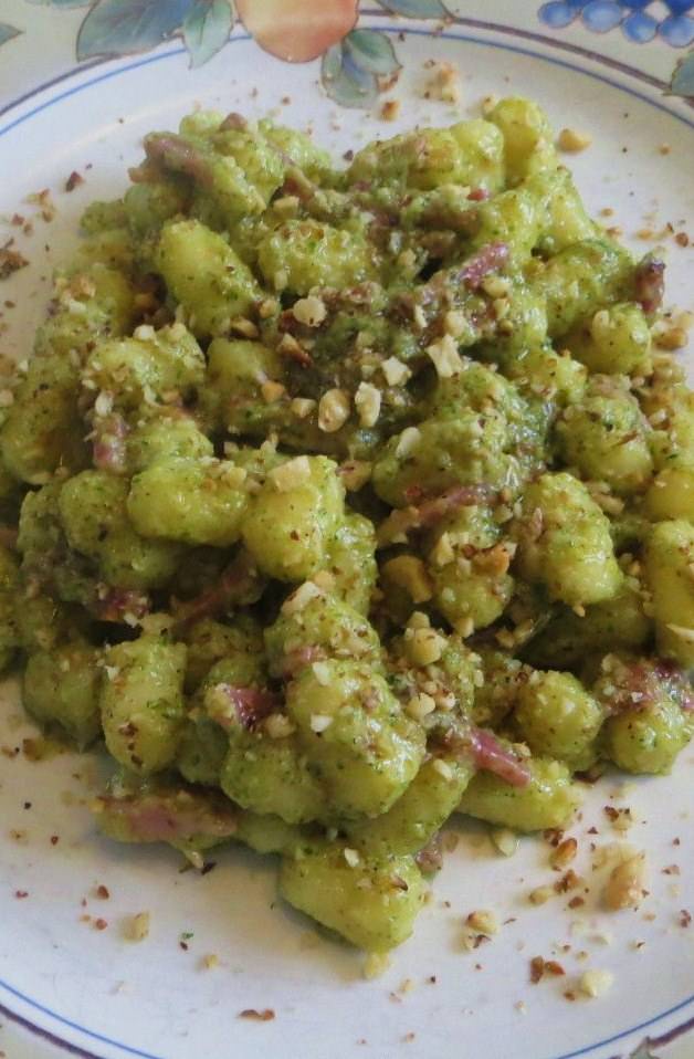 Gnocchetti alle noci, prezzemolo e speck