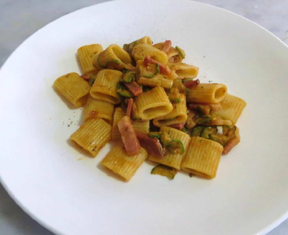 Pasta con zucchine e speck, olive e pomodoro | Ricette ...