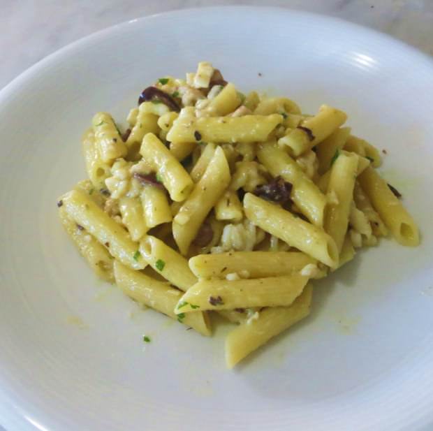 Penne con rana pescatrice e olive