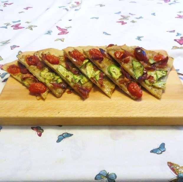 Schiacciata con zucchini, speck e datterini