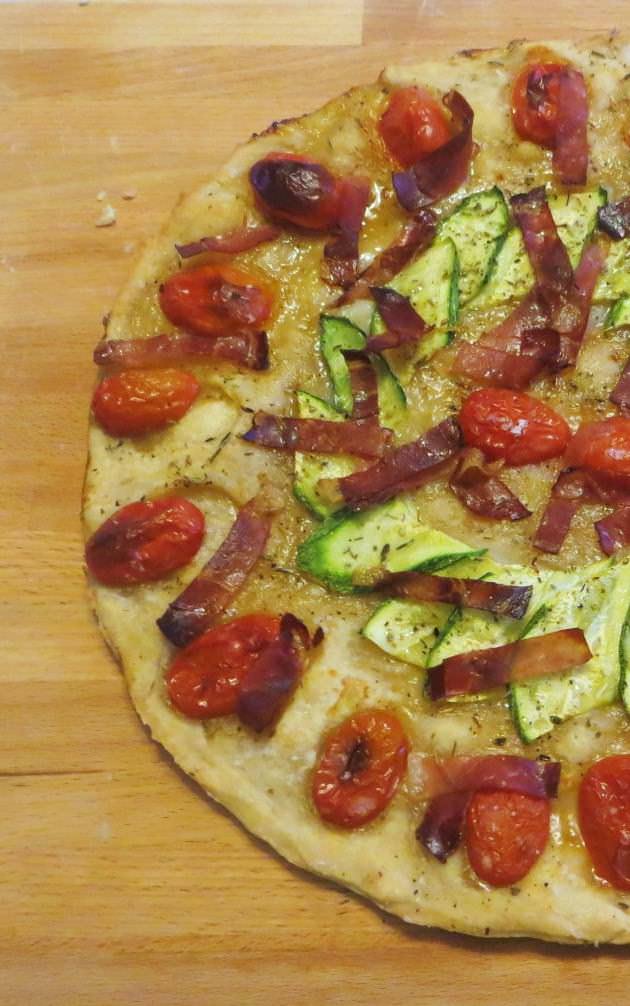 Schiacciata con zucchini, speck e datterini