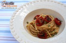 Spaghetti con briciole di pane e pomodorini infornati