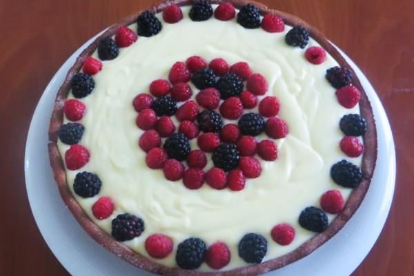 Crostata di crema, more e lamponi