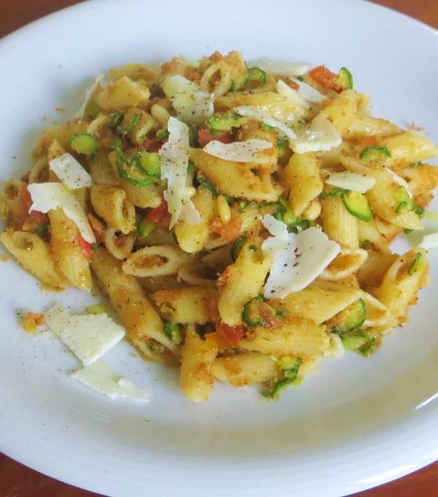 Mezze penne con zucchine e pane bruciato