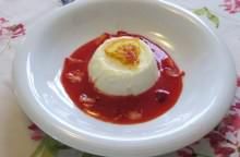 Panna cotta, profumo d’arancia e salsa di fragole