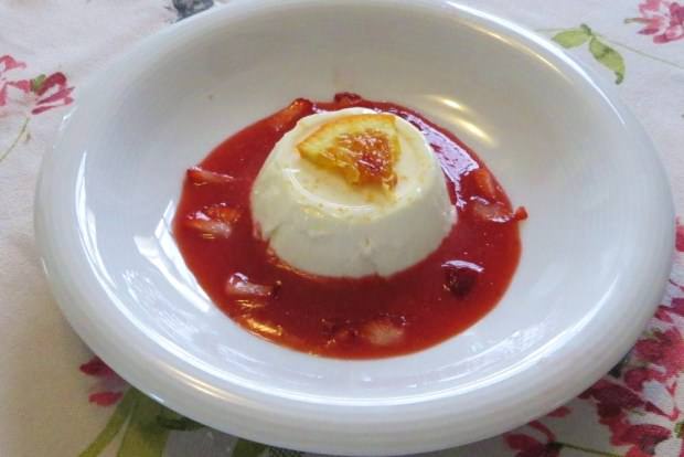 Panna cotta arancia e salsa di fragole