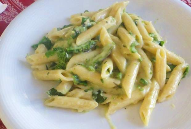 Penne, asparagi e salsa mornay