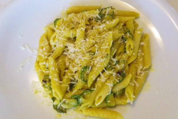 Pennette alla carbonara di zucchine in fiore