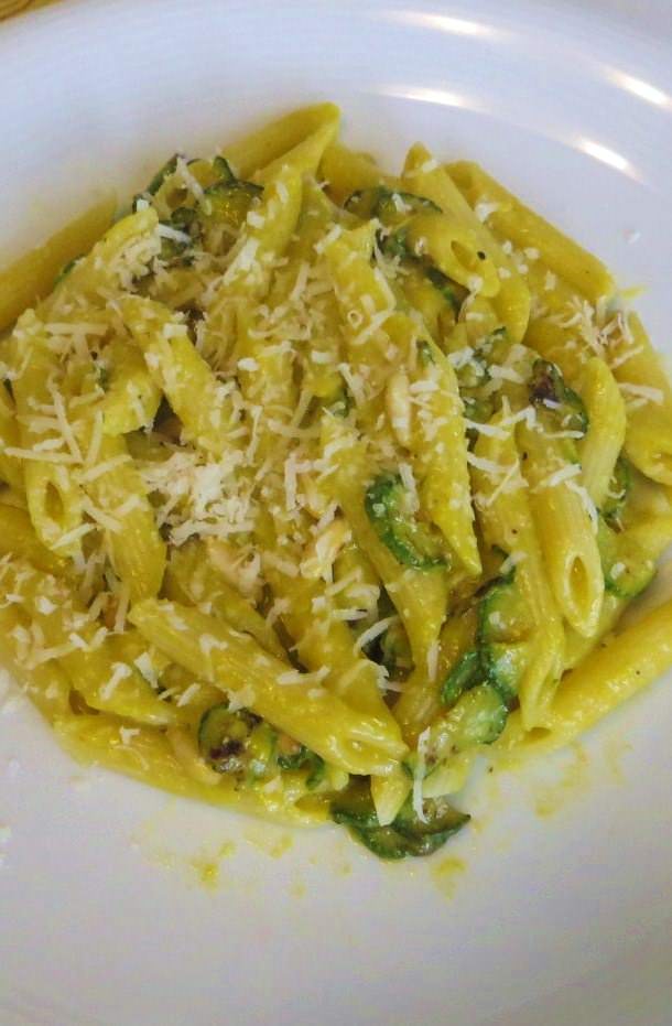 Pennette alla carbonara di zucchine in fiore ricetta e foto