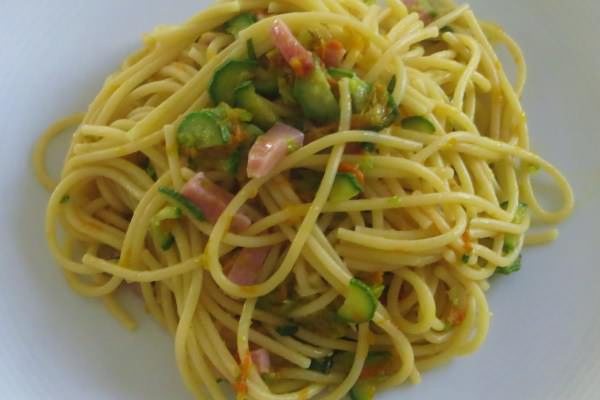 Pasta con zucchine in fiore e speck