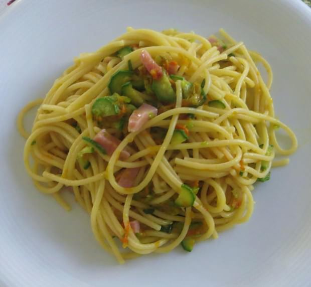 Spaghetti con zucchine in fiore e speck