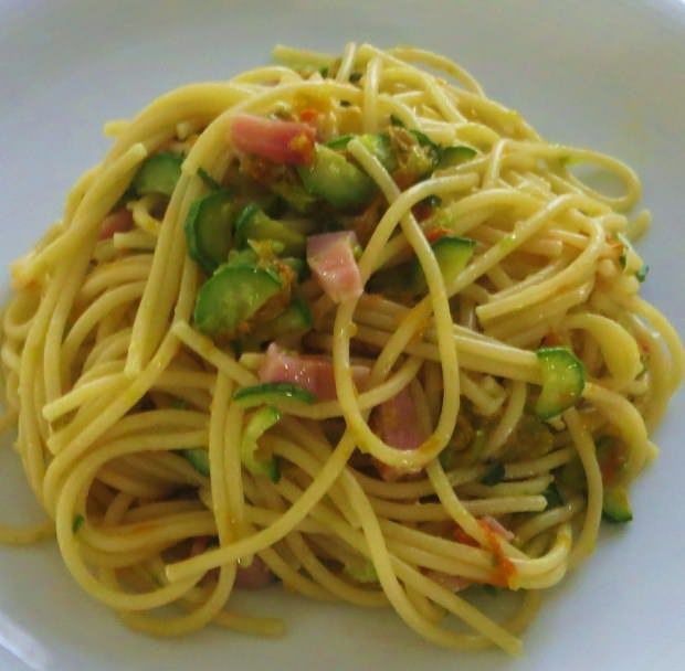 Pasta con zucchine in fiore