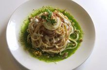 Spaghetti con ricotta, limone, speck e nocciole