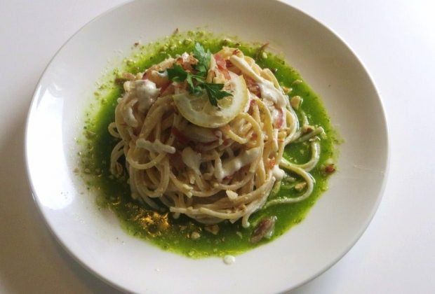 Spaghetti ricotta e limone, speck e nocciole