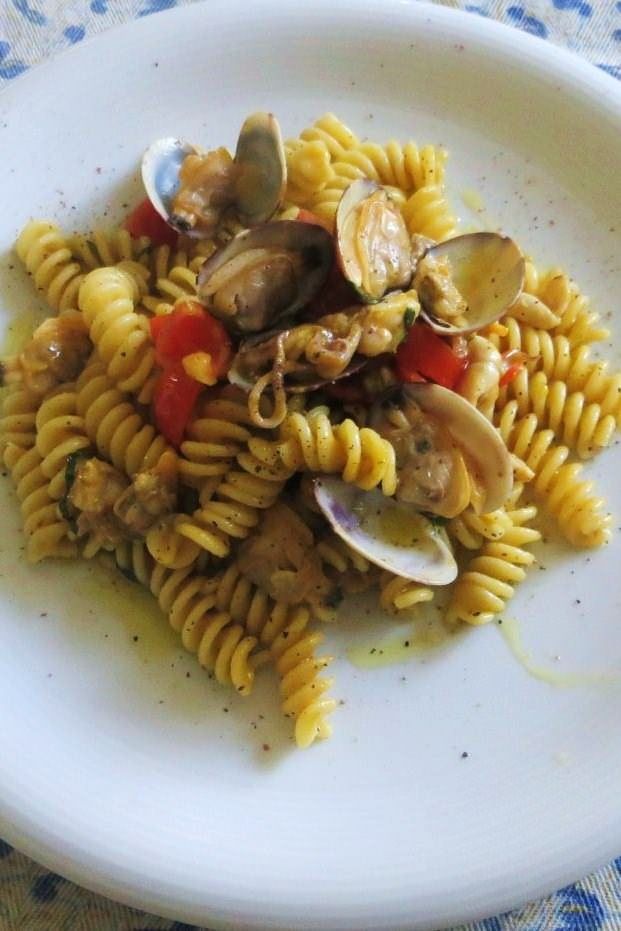 Fusiili alla salsa di fiori, vongole e calamari