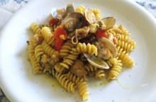 Fusilli in salsa di fiori, vongole e calamari