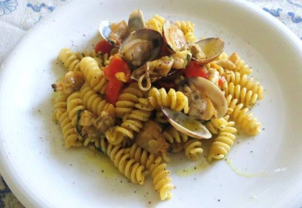 Fusiili alla salsa di fiori, vongole e calamari