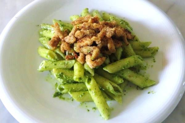 Penne con pesto e briciole di pollo