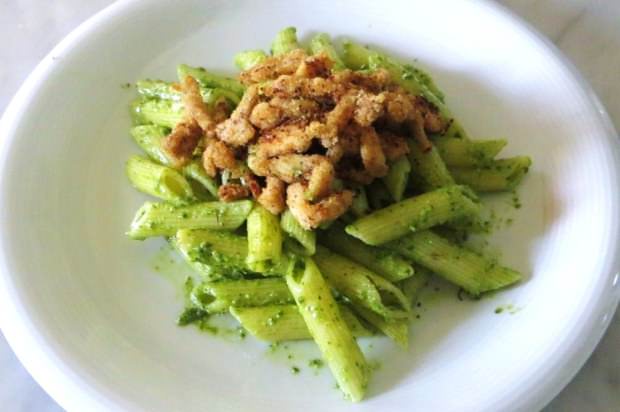 Penne con pesto e briciole di pollo