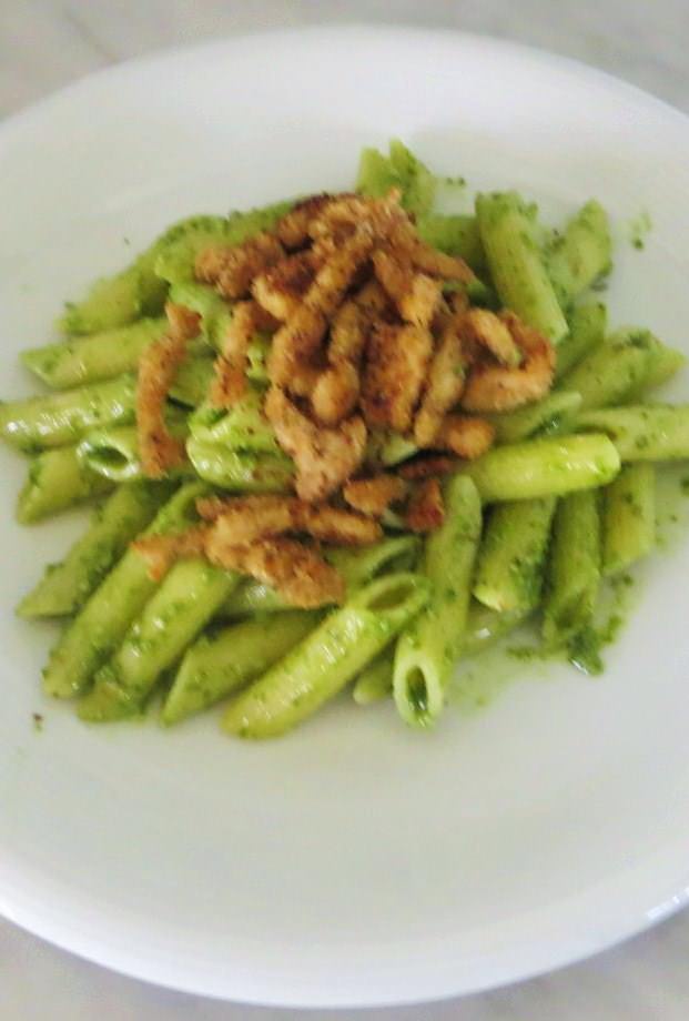 Penne con pesto e briciole di pollo