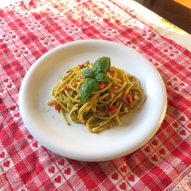 spaghetti noci, basilico e pomodorini