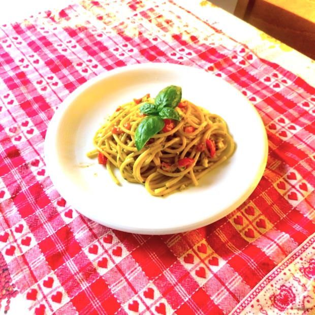 spaghetti noci, basilico e pomodorini
