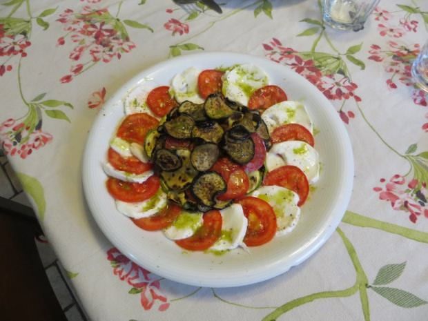 Mozzarella, pomodoro e verdure piastra ricetta e foto