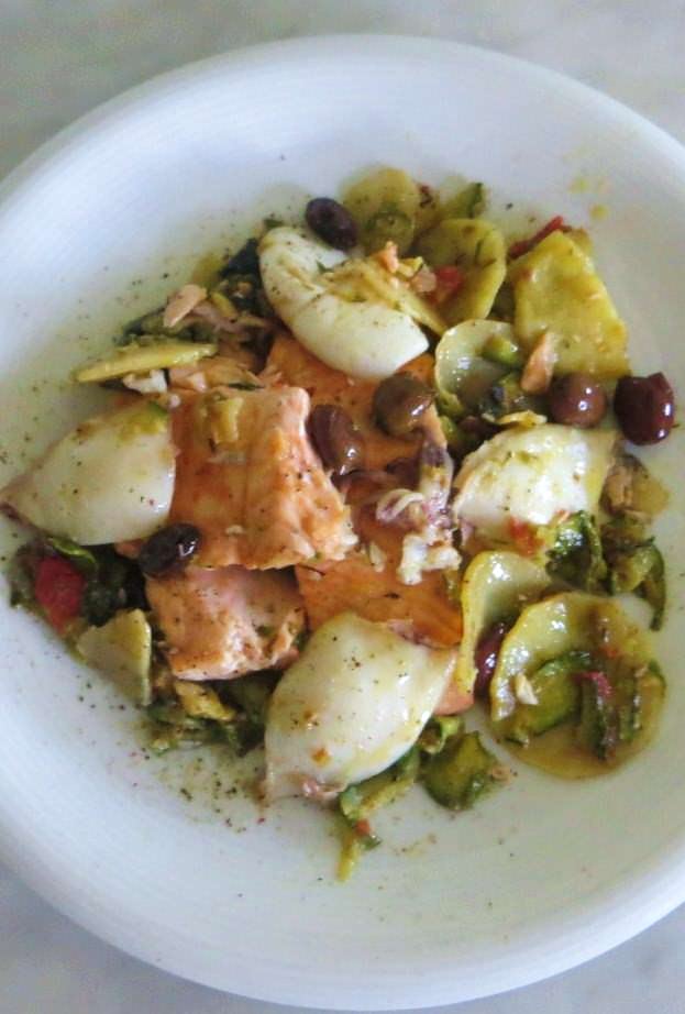 Calamari, salmone e verdure in padella ricetta e foto