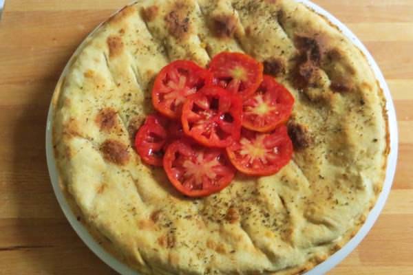 Schiacciata con melanzane, prosciutto e mozzarella