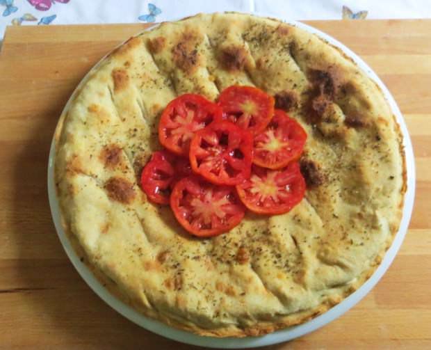 Schiacciata con melanzane, prosciutto e mozzarella