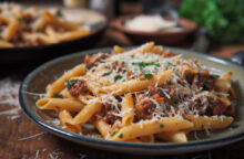 Pasta con ragù di salsiccia e pecorino